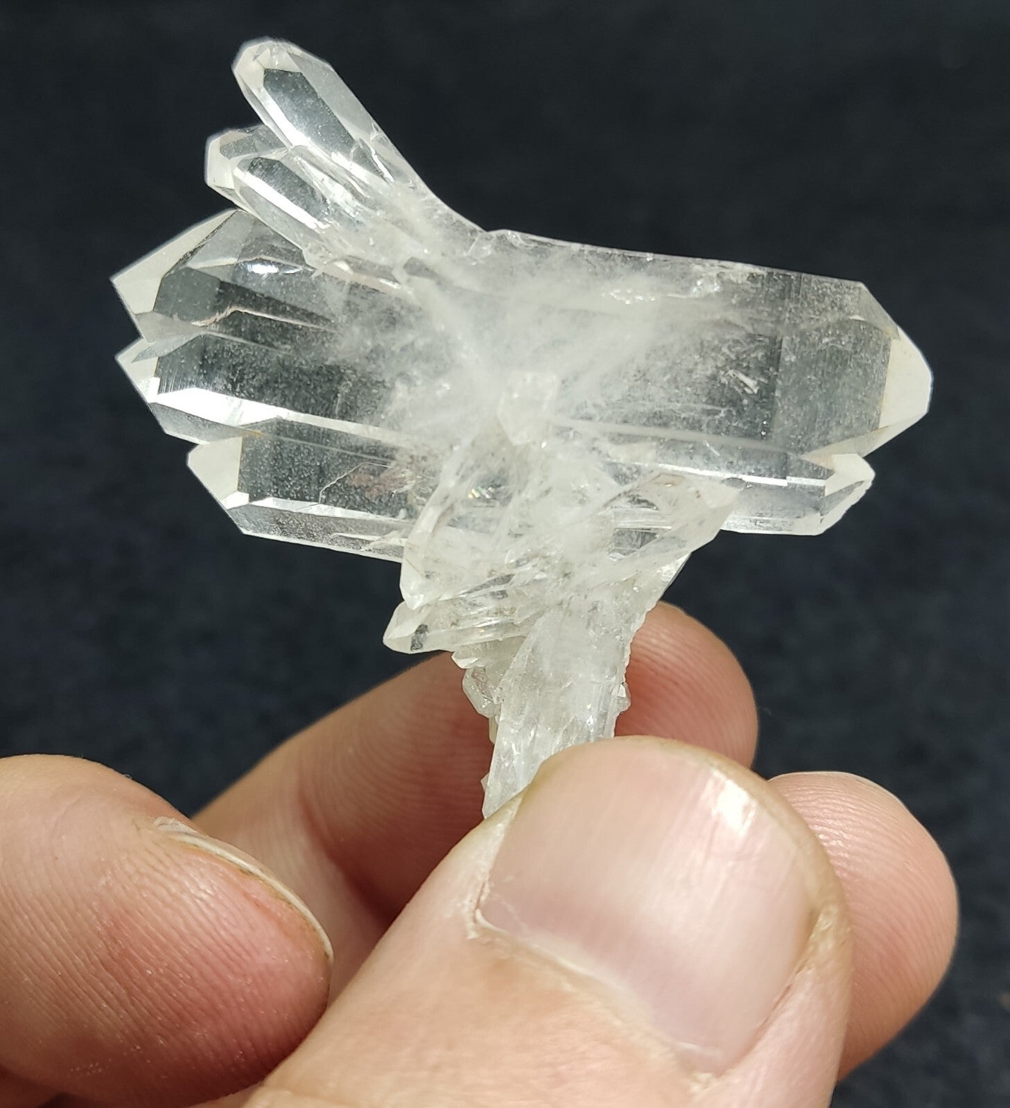 An Aesthetic terminated clear quartz cluster  17 grams