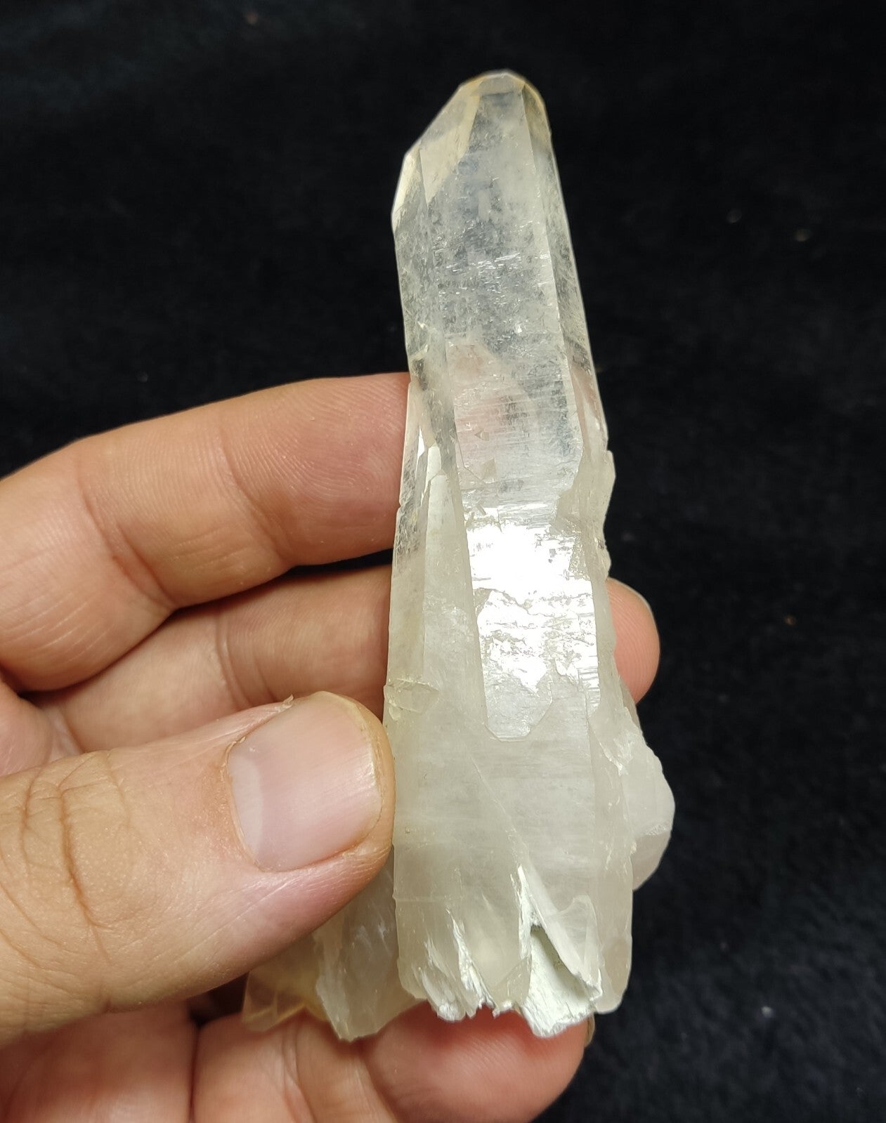 An Aesthetic specimen of quartz crystal specimen 76 grams