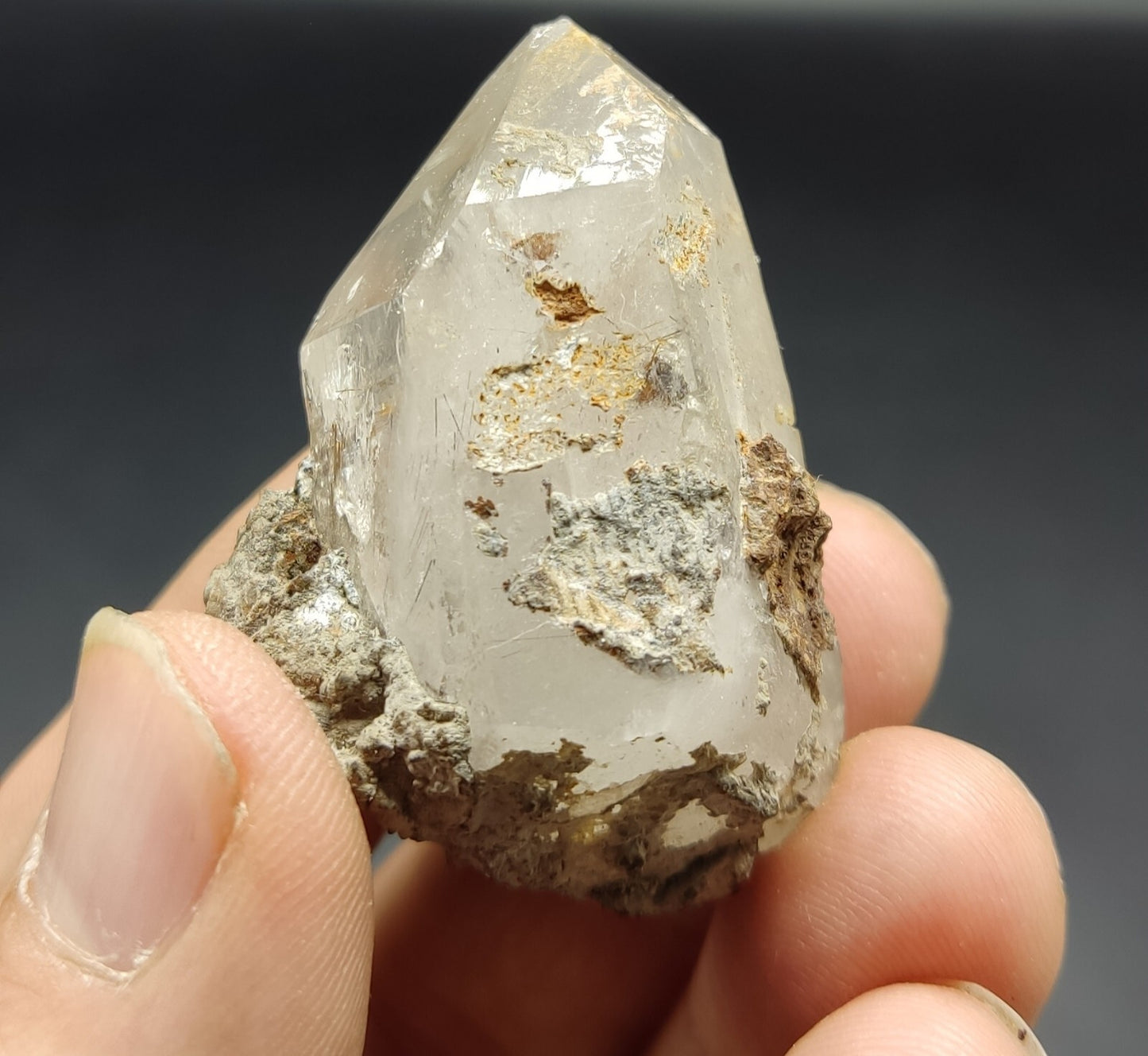 An Aesthetic specimen of rutiles included quartz crystal 42 grams
