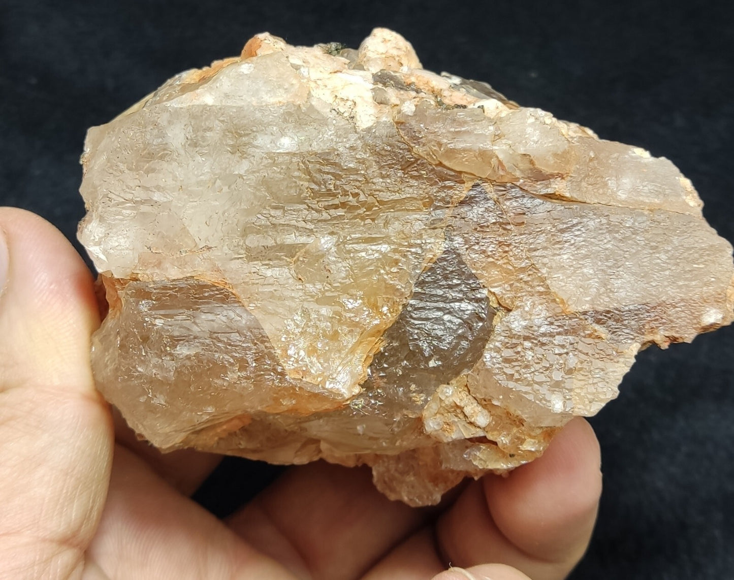 An Aesthetic terminated Quartz floater with aegirine 381 grams