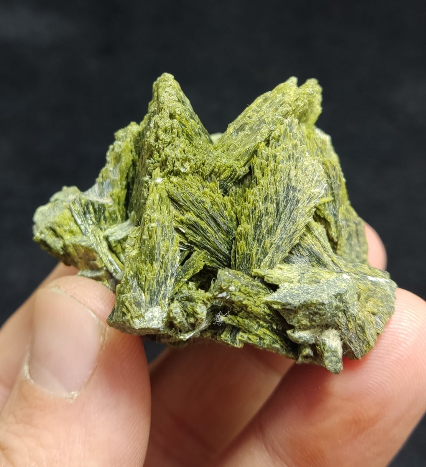 An aesthetic specimen of epidote crystal specimen 73 grams