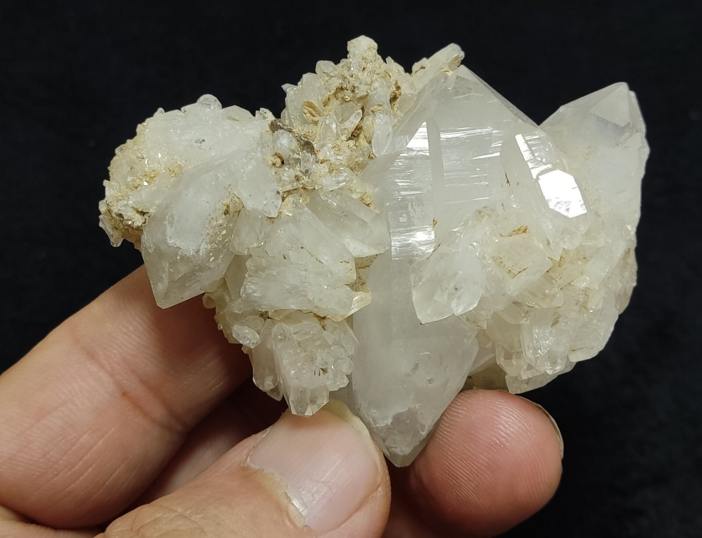 An amazing specimen of quartz cluster 84 grams