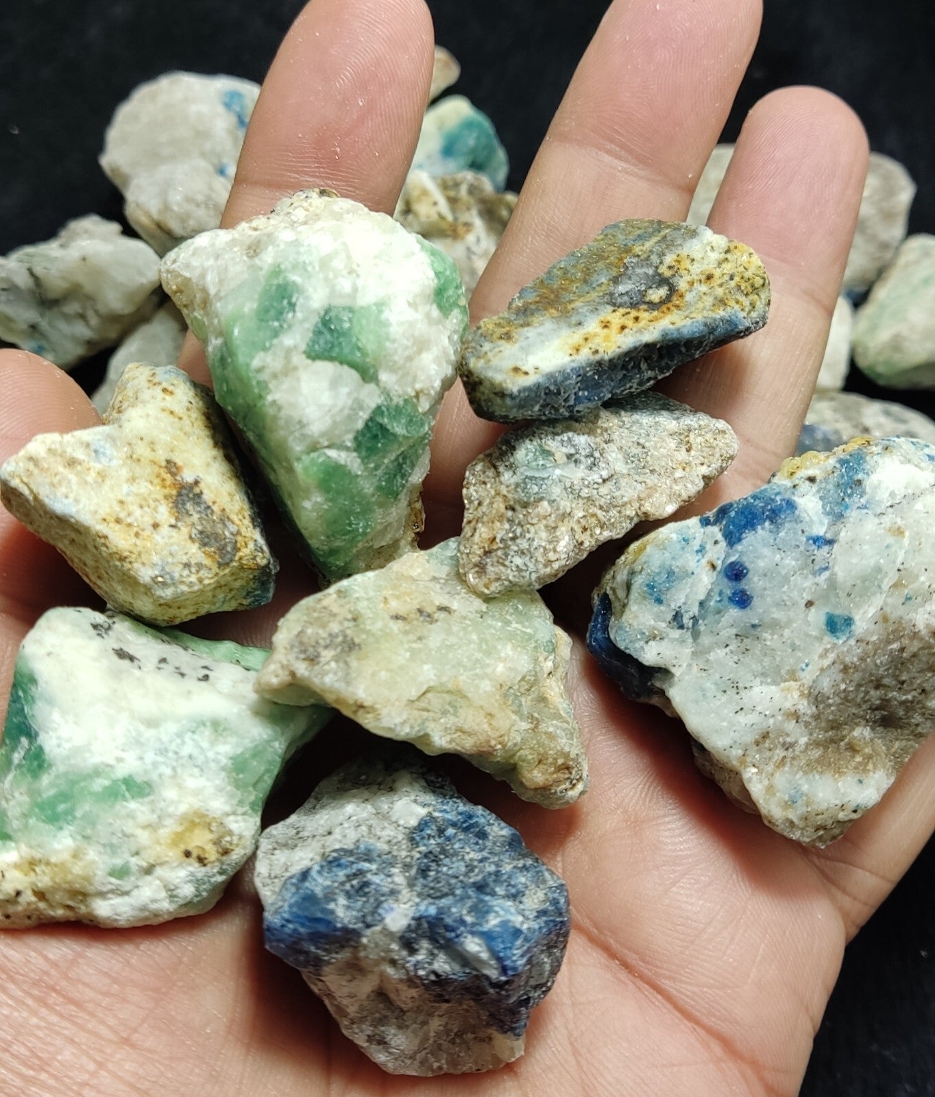 1000 grams Fluorescent rough lazurite/hayune/sodalite