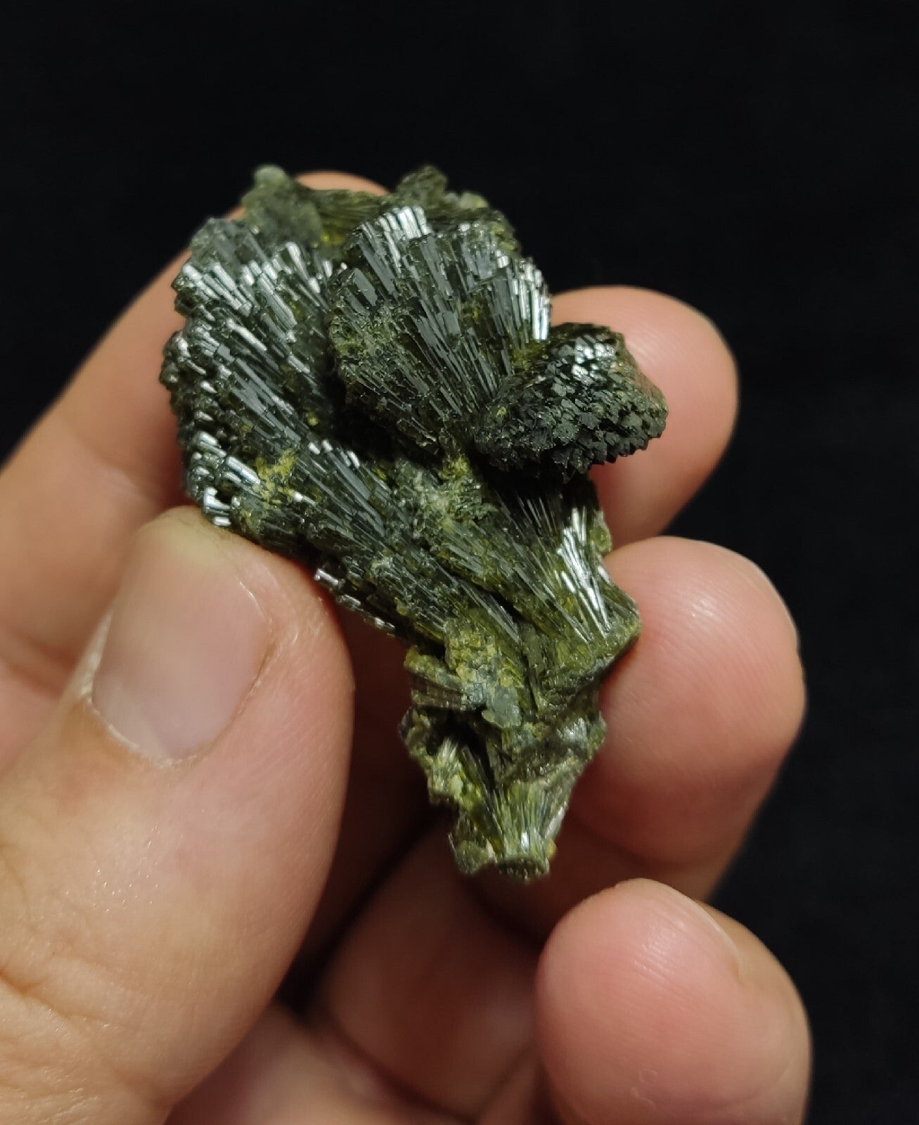 Single natural Epidote Crystal spray formations 29 grams
