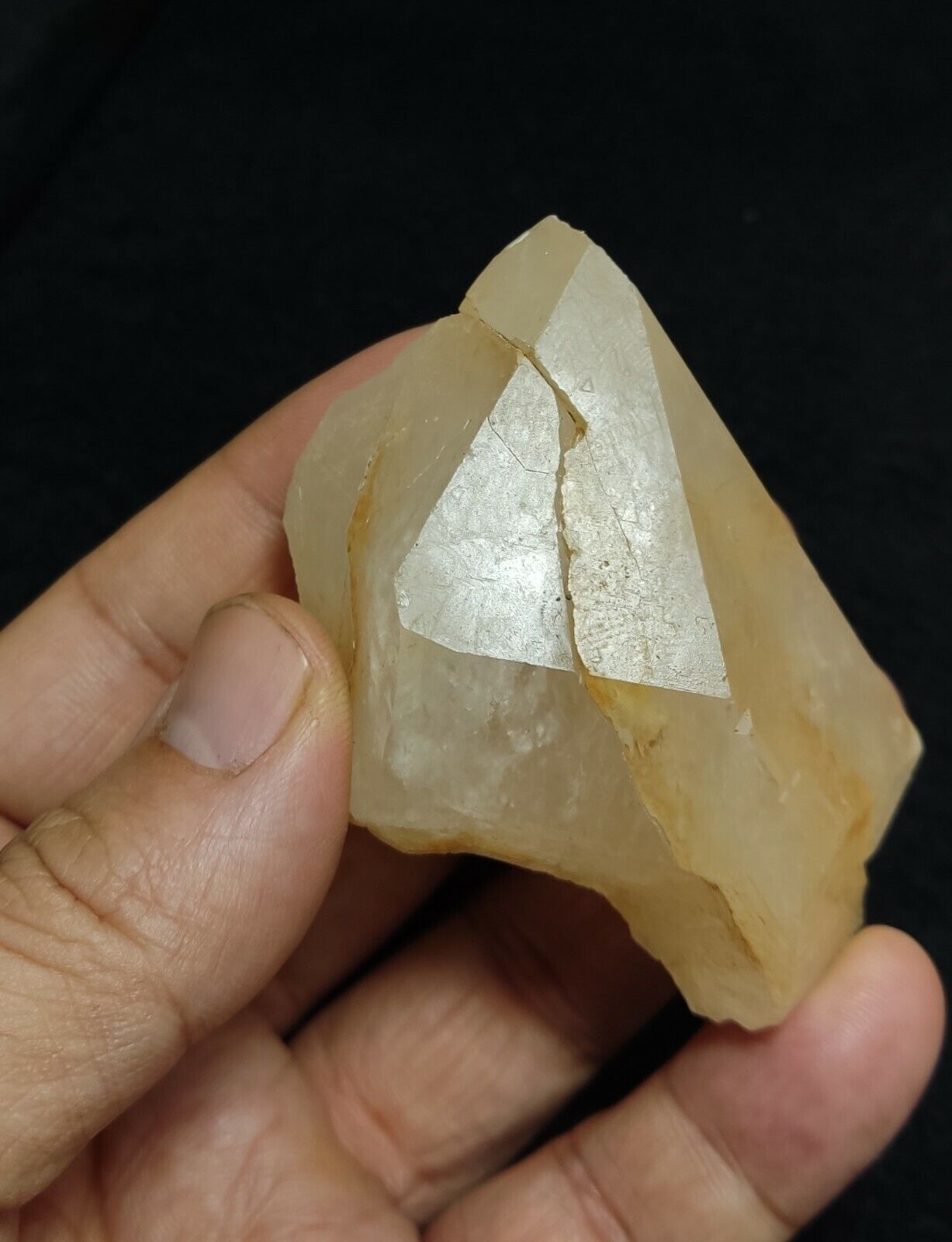 A very Aesthetic Natural beautifully terminated Quartz crystal 102 grams