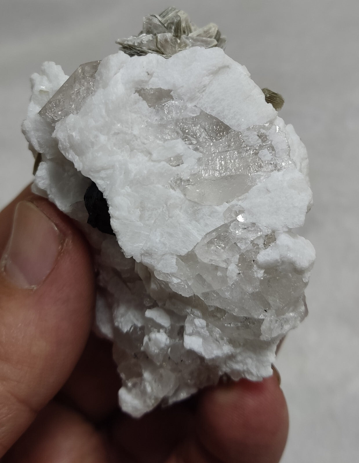 An amazing specimen of quartz with muscovite and albite 134 grams