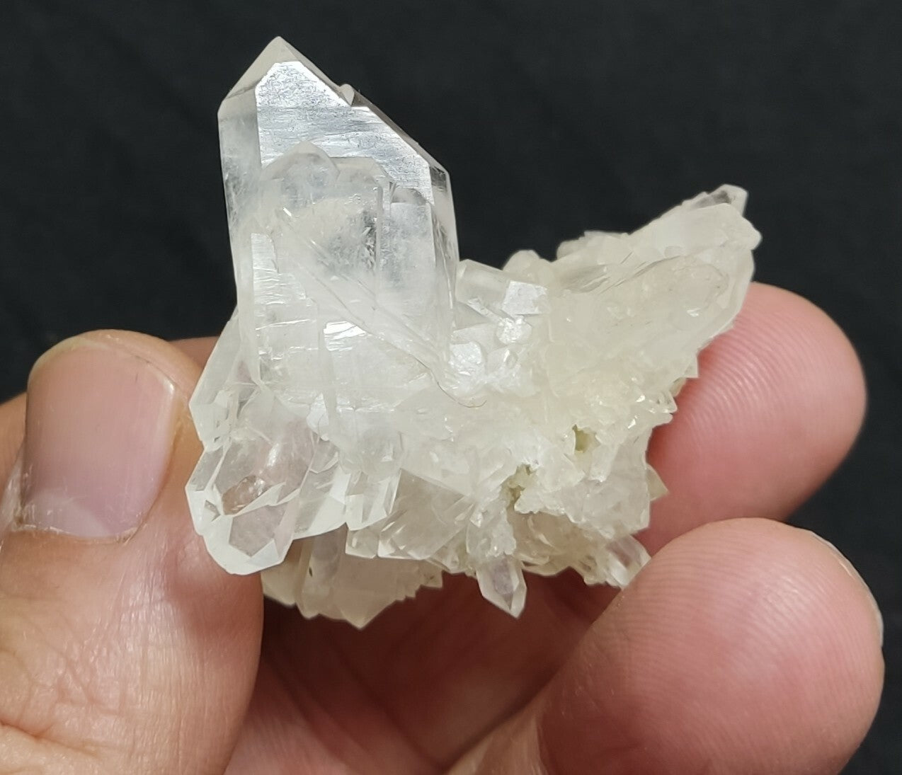 An amazing specimen of terminated Quartz crystal 28 grams