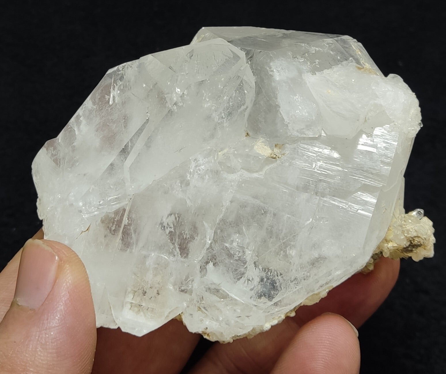 An amazing specimen of quartz cluster 201 grams