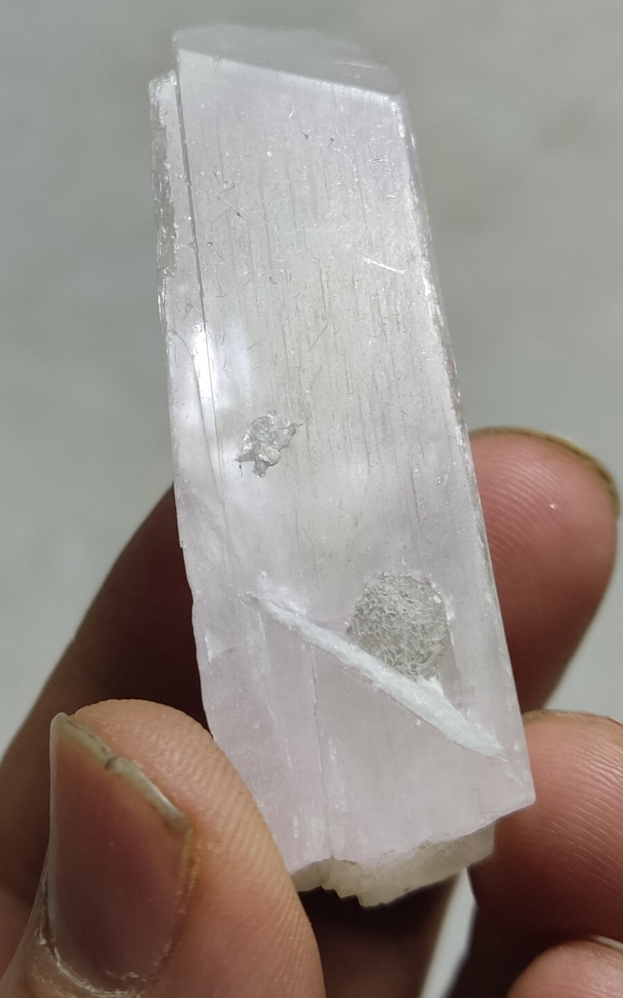 A very Aesthetic Natural spodumene kunzite triphane crystal 39 grams
