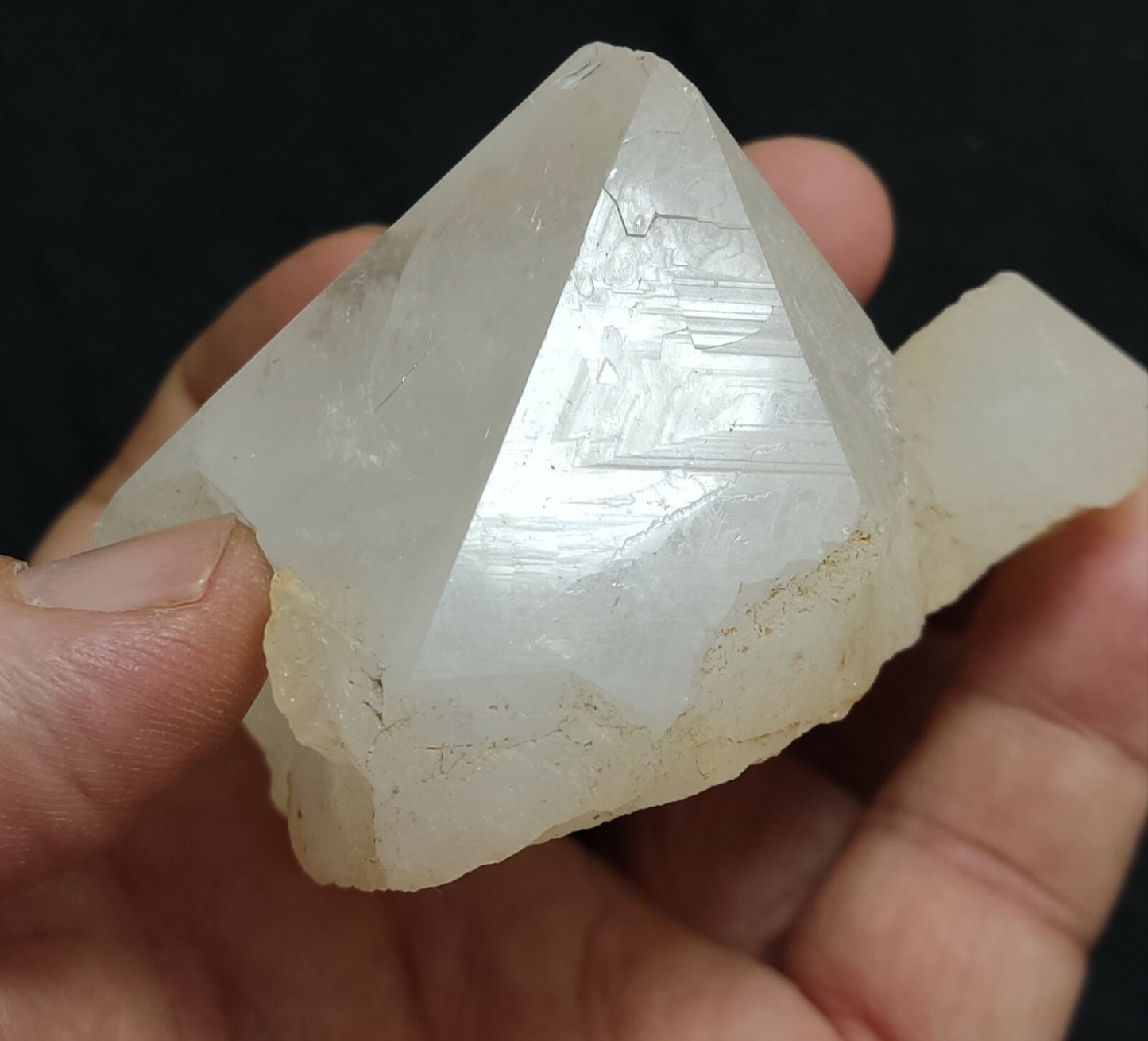 A very Aesthetic Natural beautifully terminated Quartz crystal 266 grams