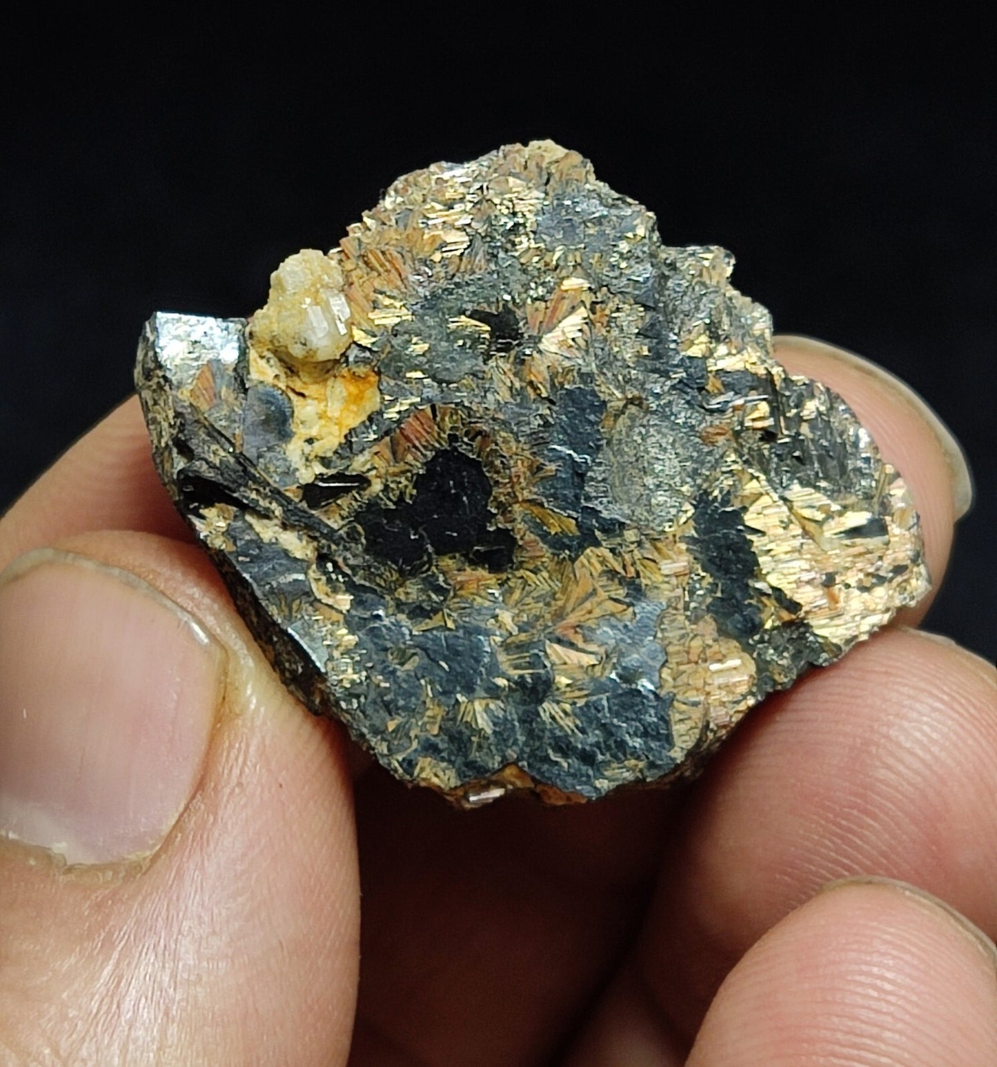 12 grams hematite specimen with rutiles saginite inclusions