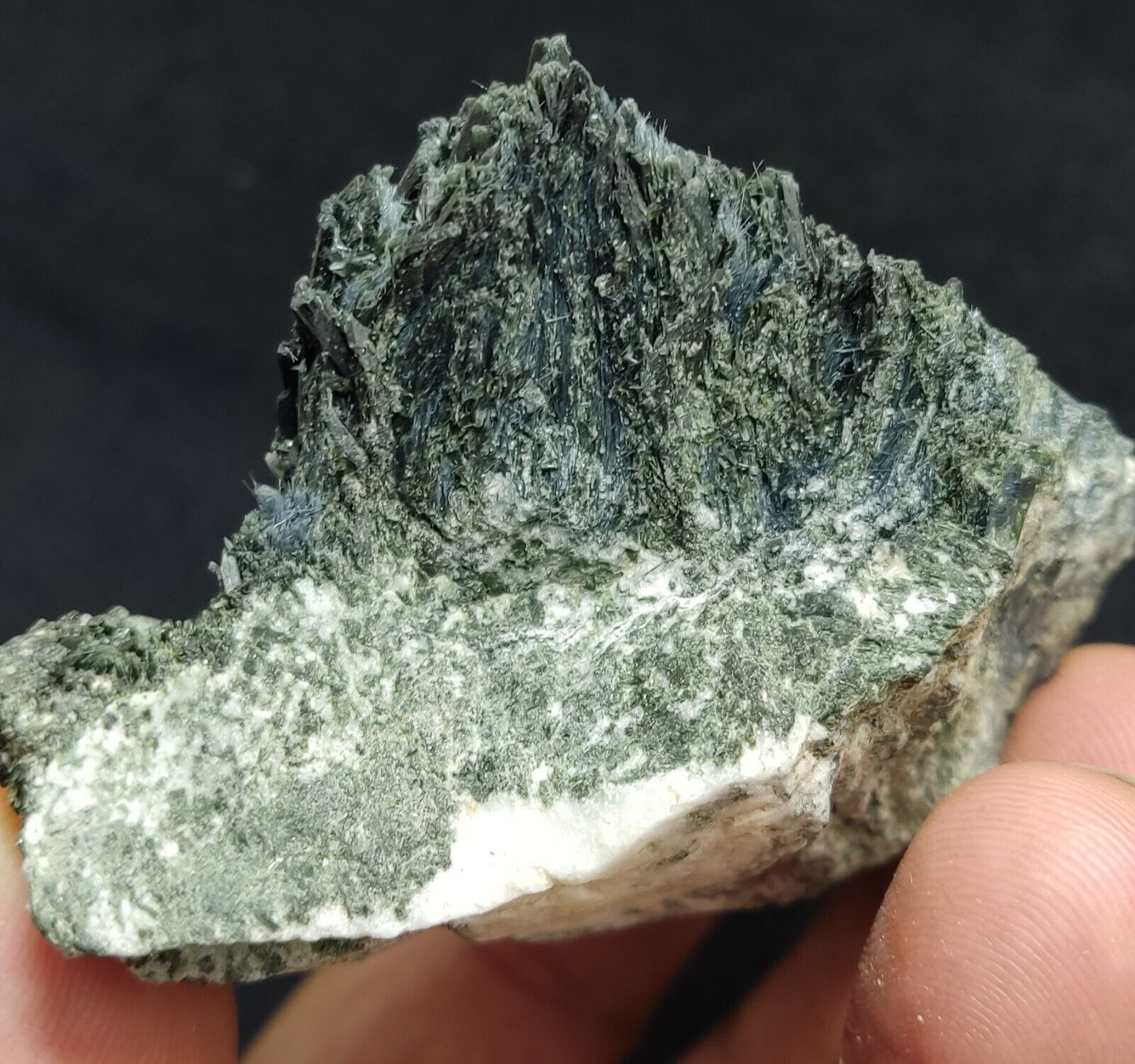 A very Aesthetic  Natural terminated aegirine cluster 152 gram