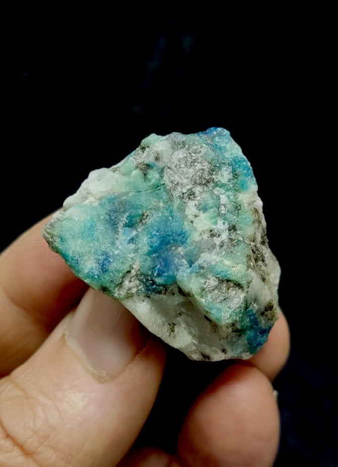 Partly Flourescent Lazurite /Sodalite 32 Grams.