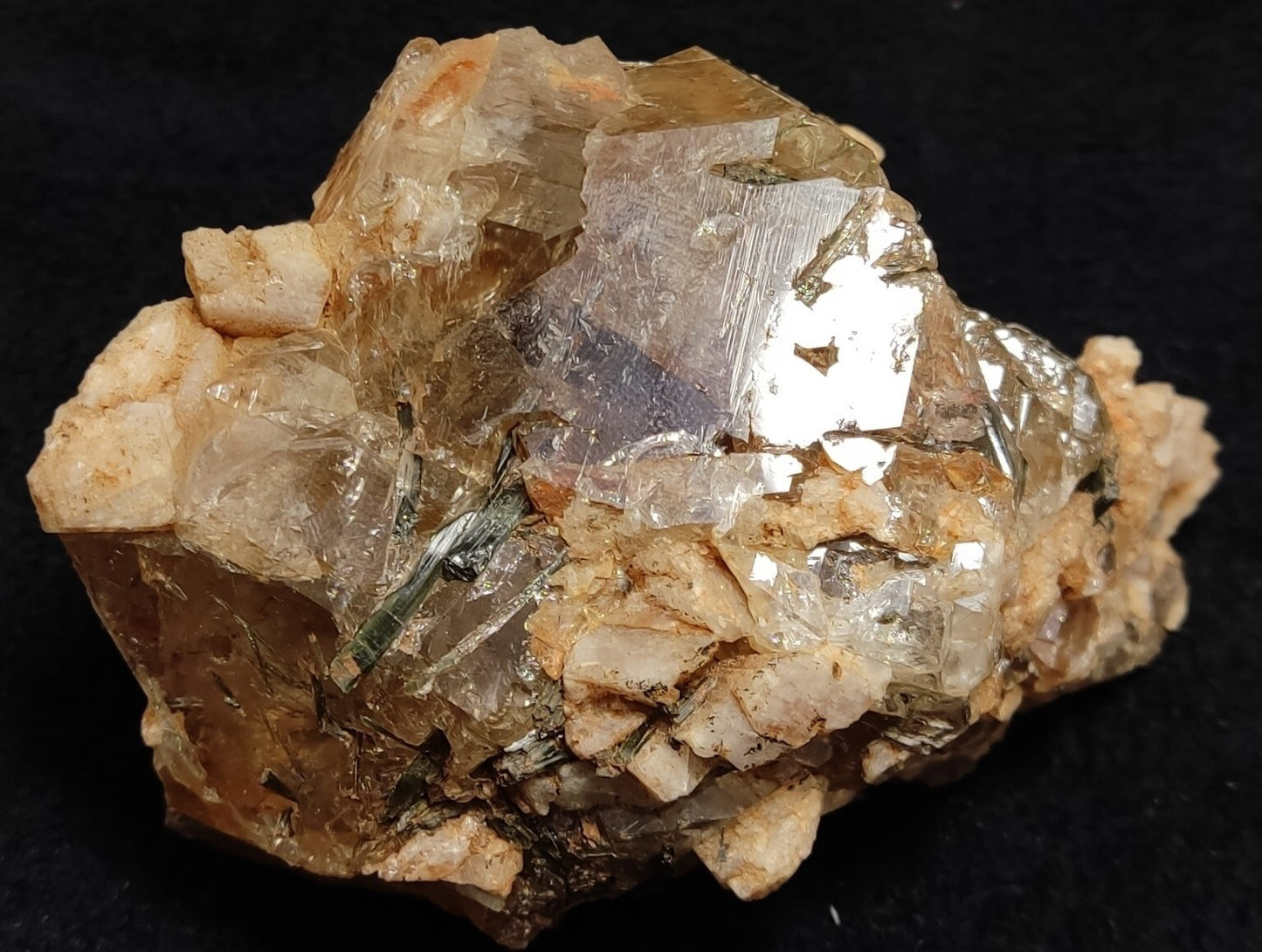 An Aesthetic terminated Quartz floater with aegirine 381 grams