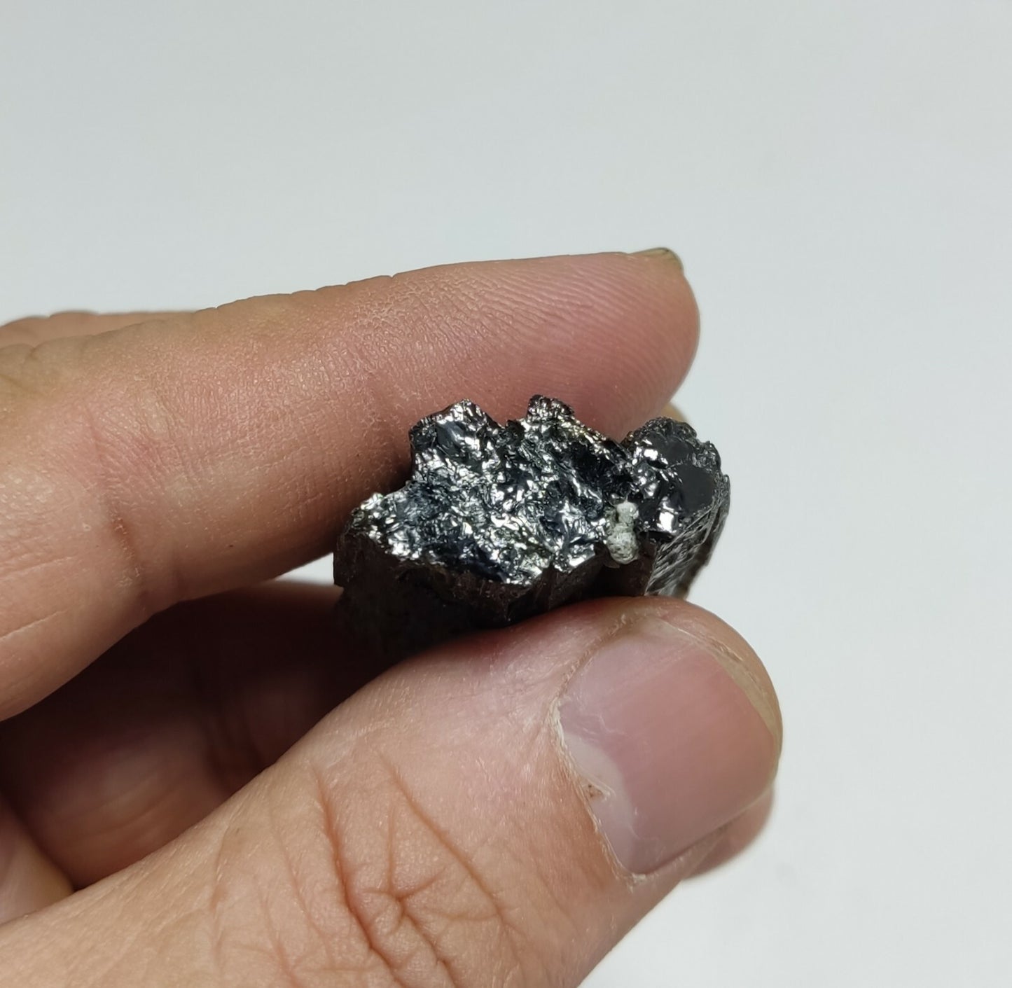 An aesthetic specimen of epidote crystal 27 grams