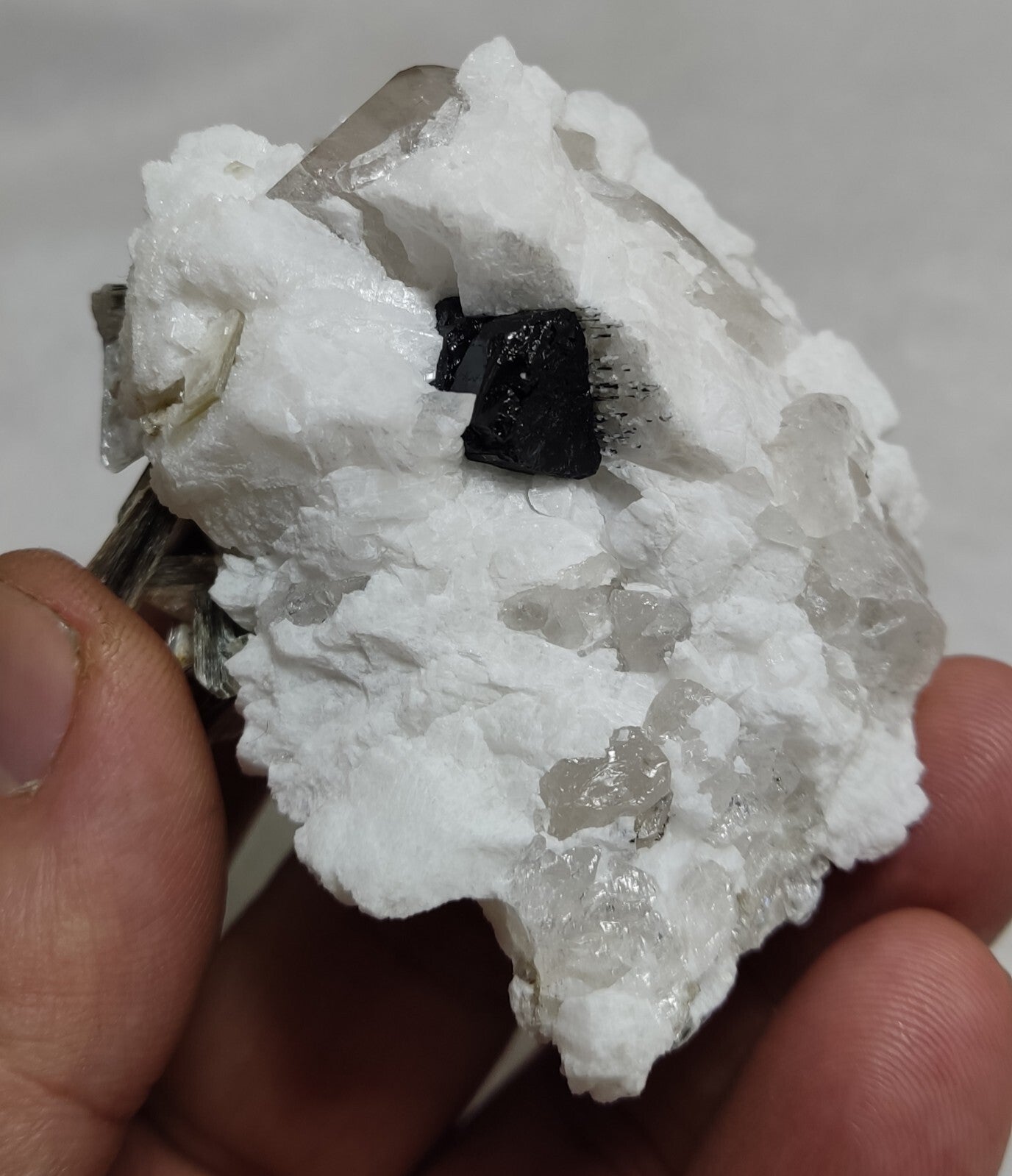 An amazing specimen of quartz with muscovite and albite 134 grams