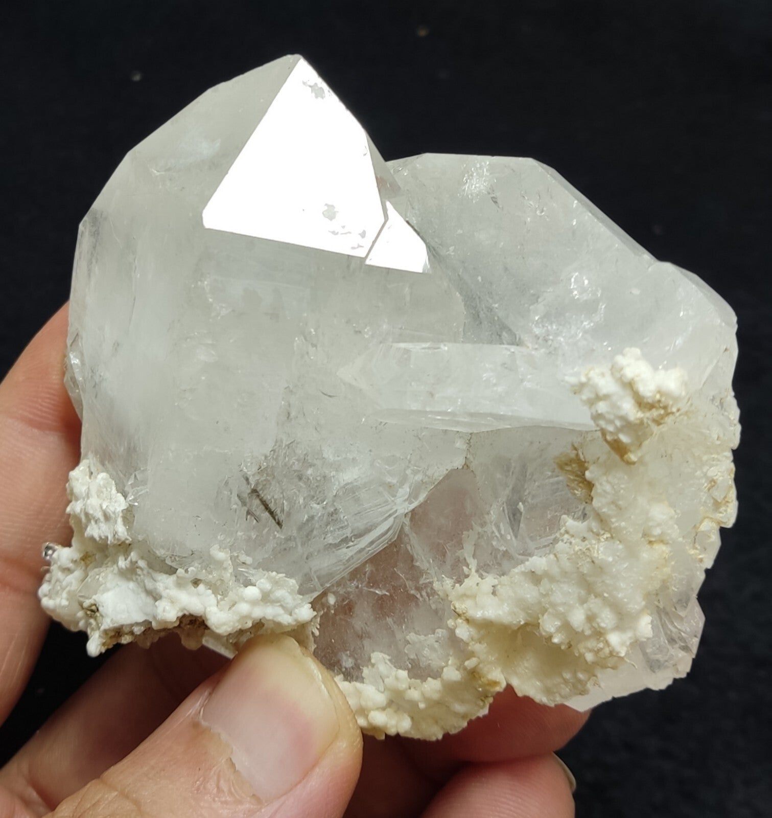 An amazing specimen of quartz cluster 201 grams