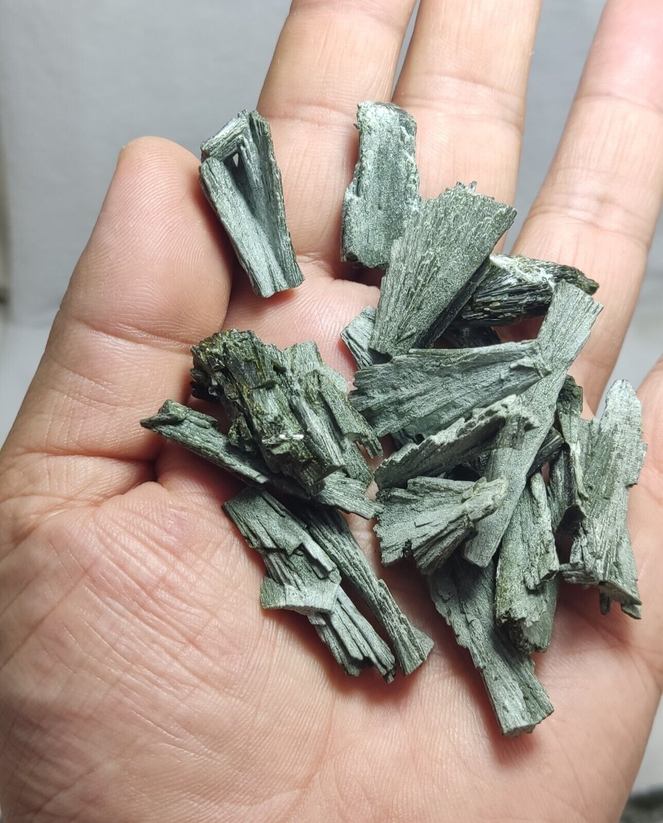 440 grams Natural epidote crystals