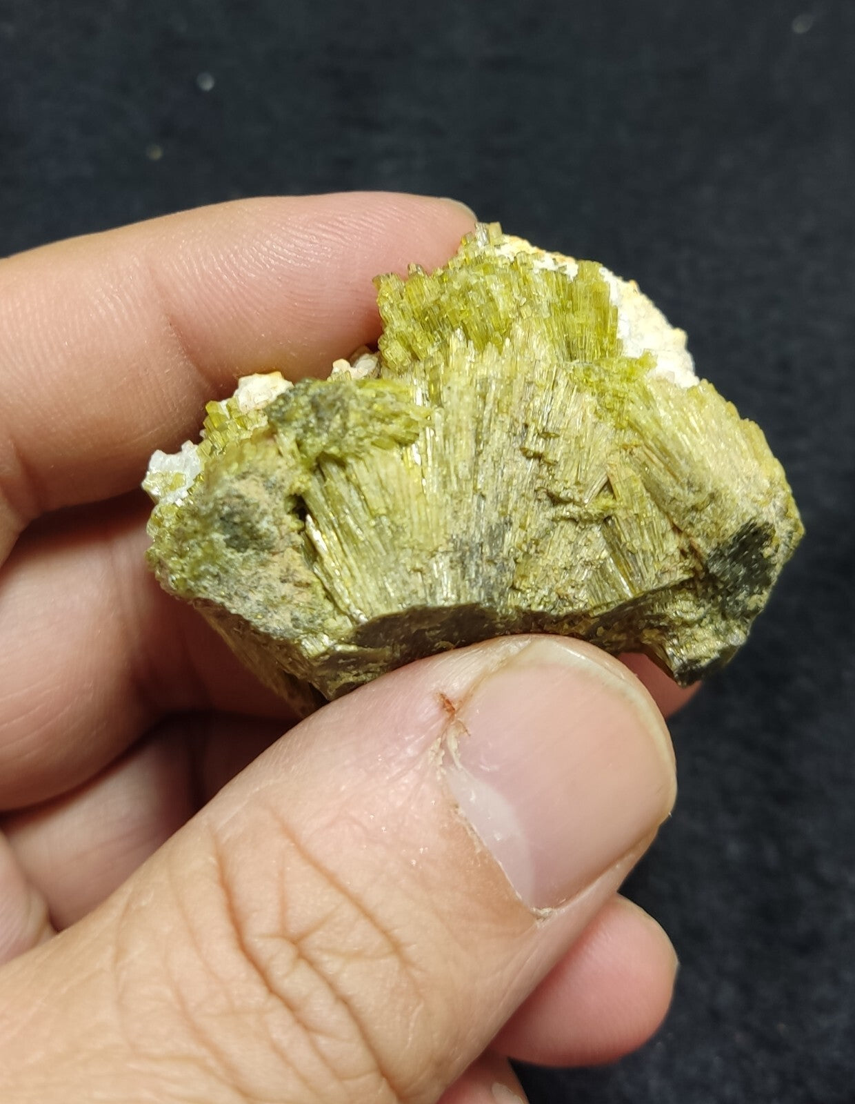 A very Aesthetic Natural beautifully terminated epidote specimen 61 grams