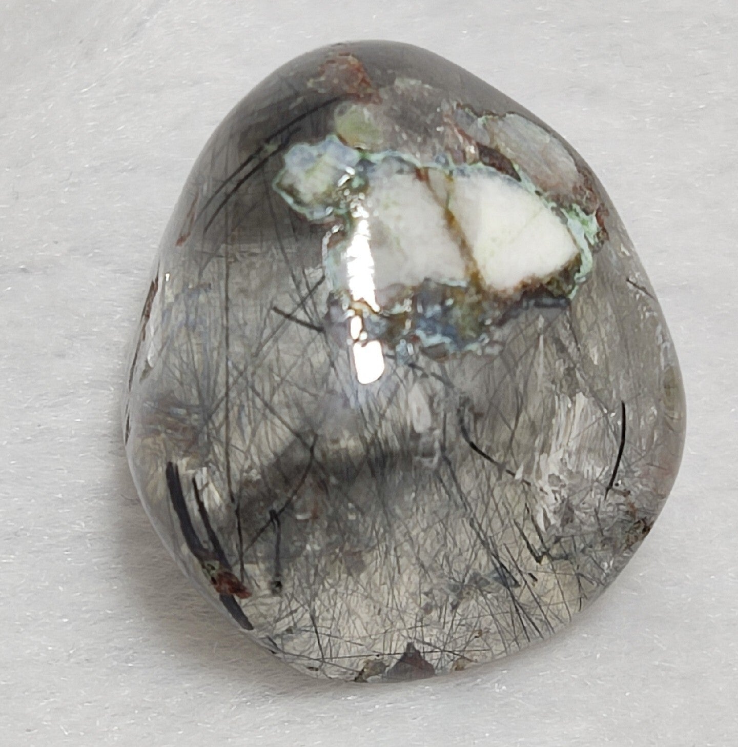 Single piece Rutiles/riebeckite/aegirine included quartz tumble 94 carats