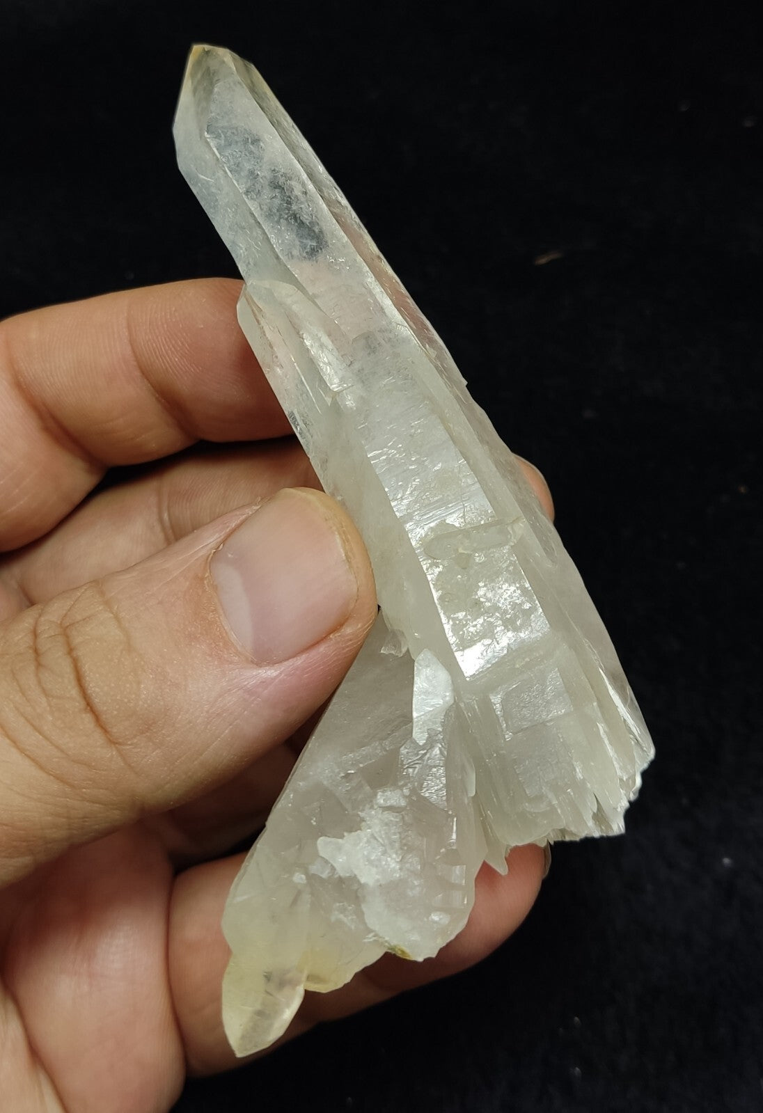 An Aesthetic specimen of quartz crystal specimen 76 grams