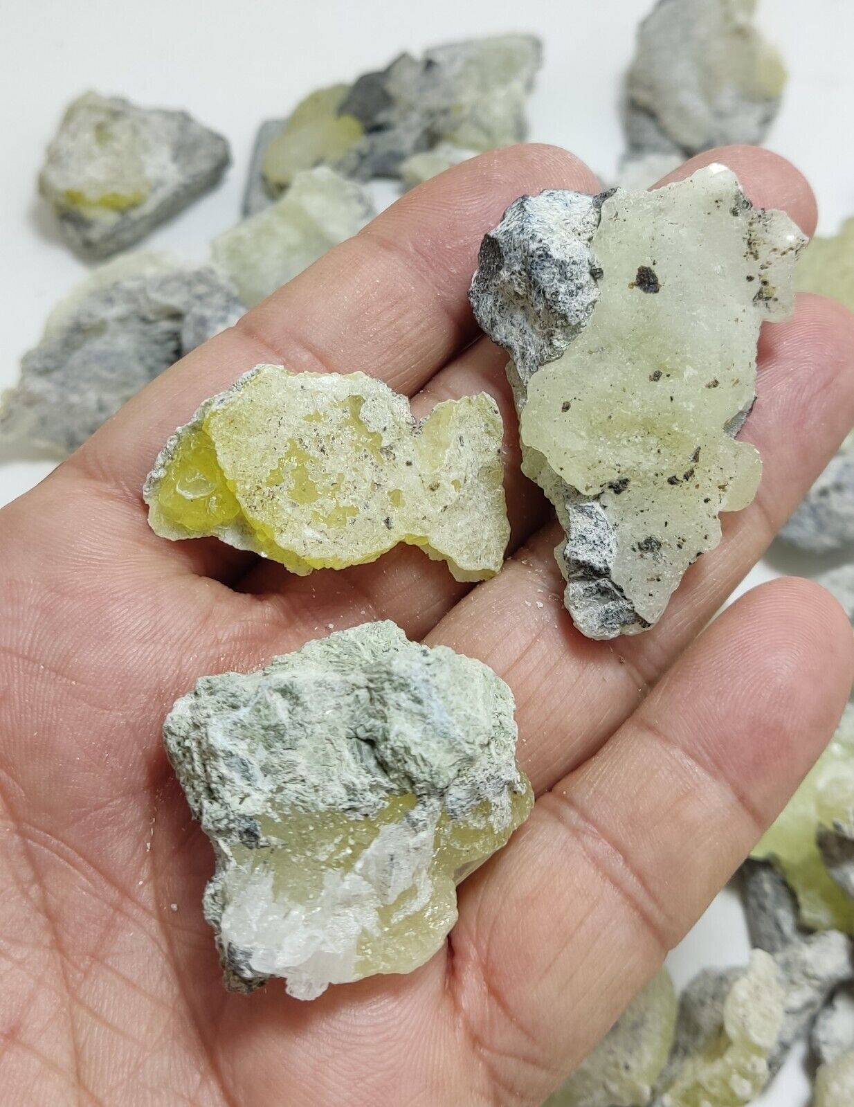 840 grams Brucite on matrix with chromite