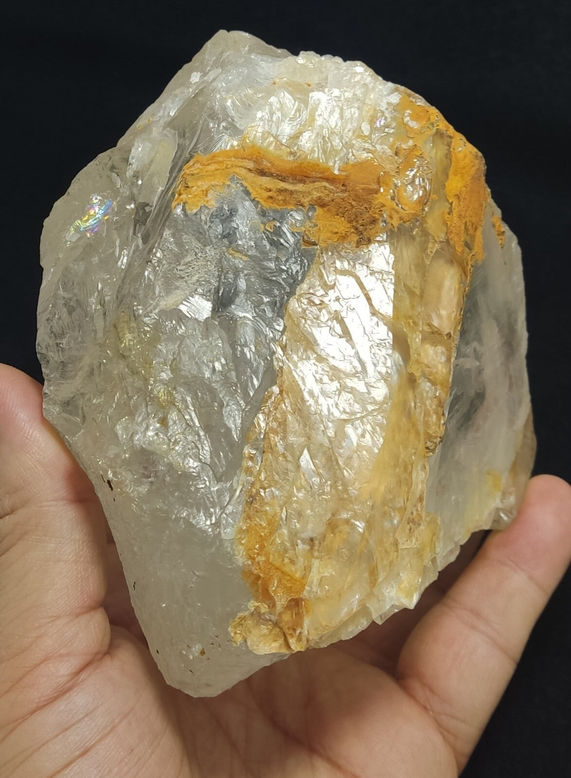 An Aesthetic large specimen of naturally terminated quartz crystal 1530 grams