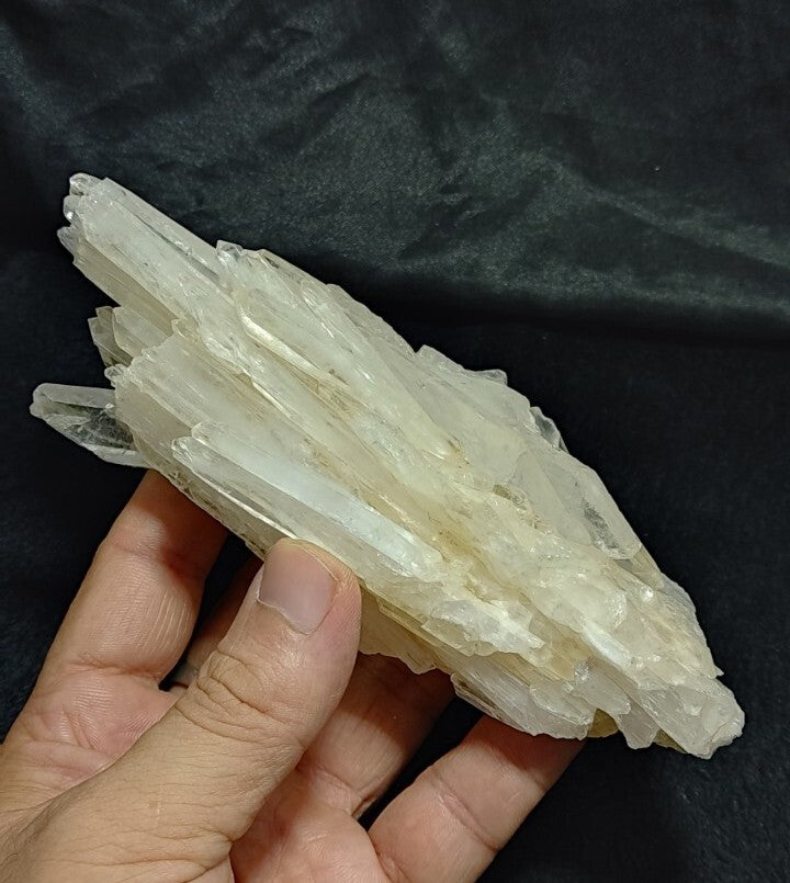 Very Aesthetic Faden Like Quartz Crystal Cluster 409 grams