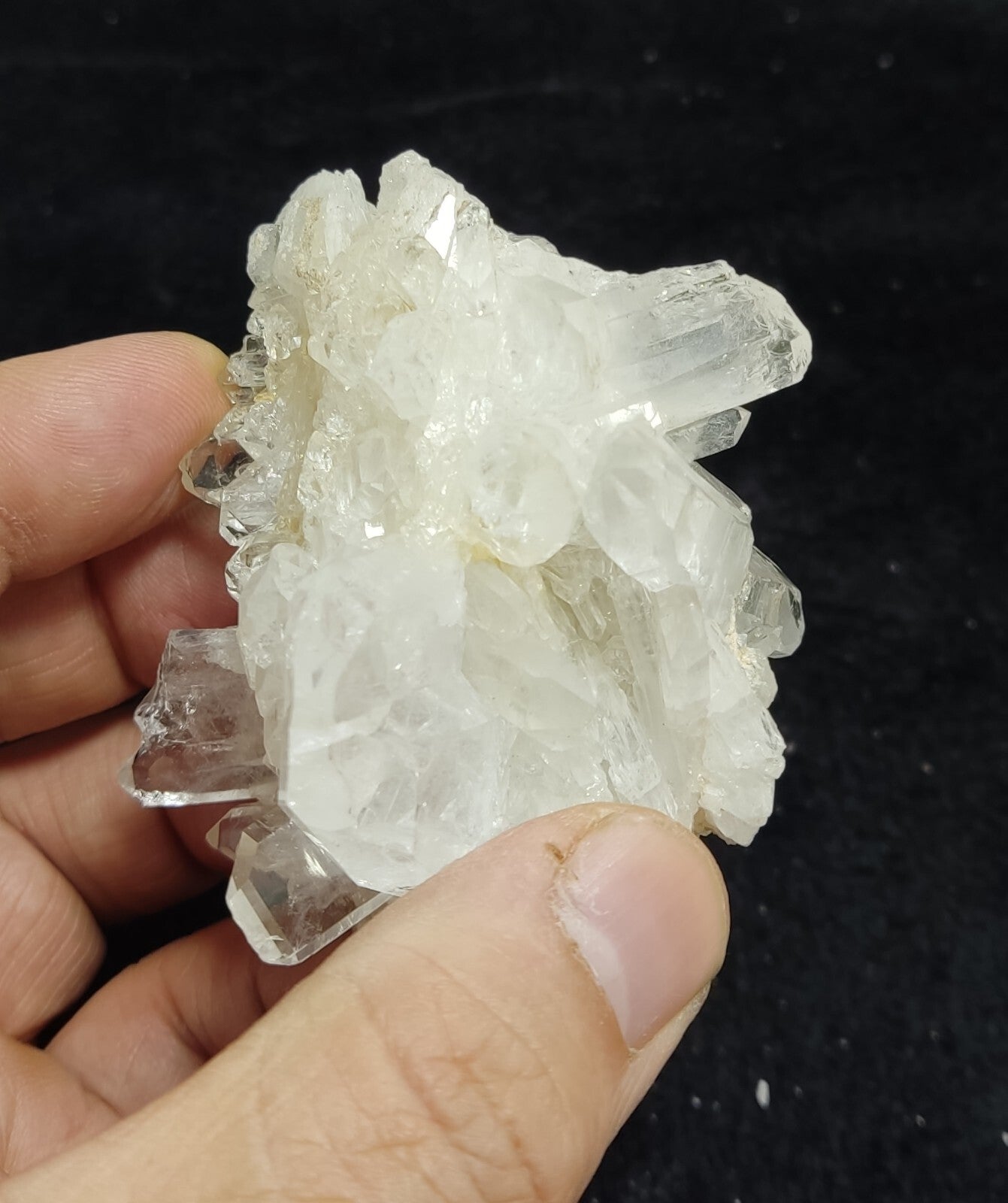 An amazing specimen of Quartz crystals specimen 148 grams
