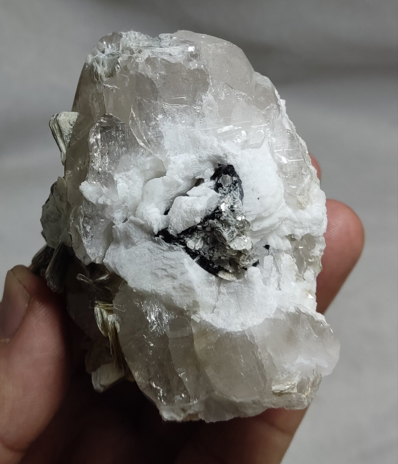 An amazing specimen of quartz with muscovite and albite 260 grams