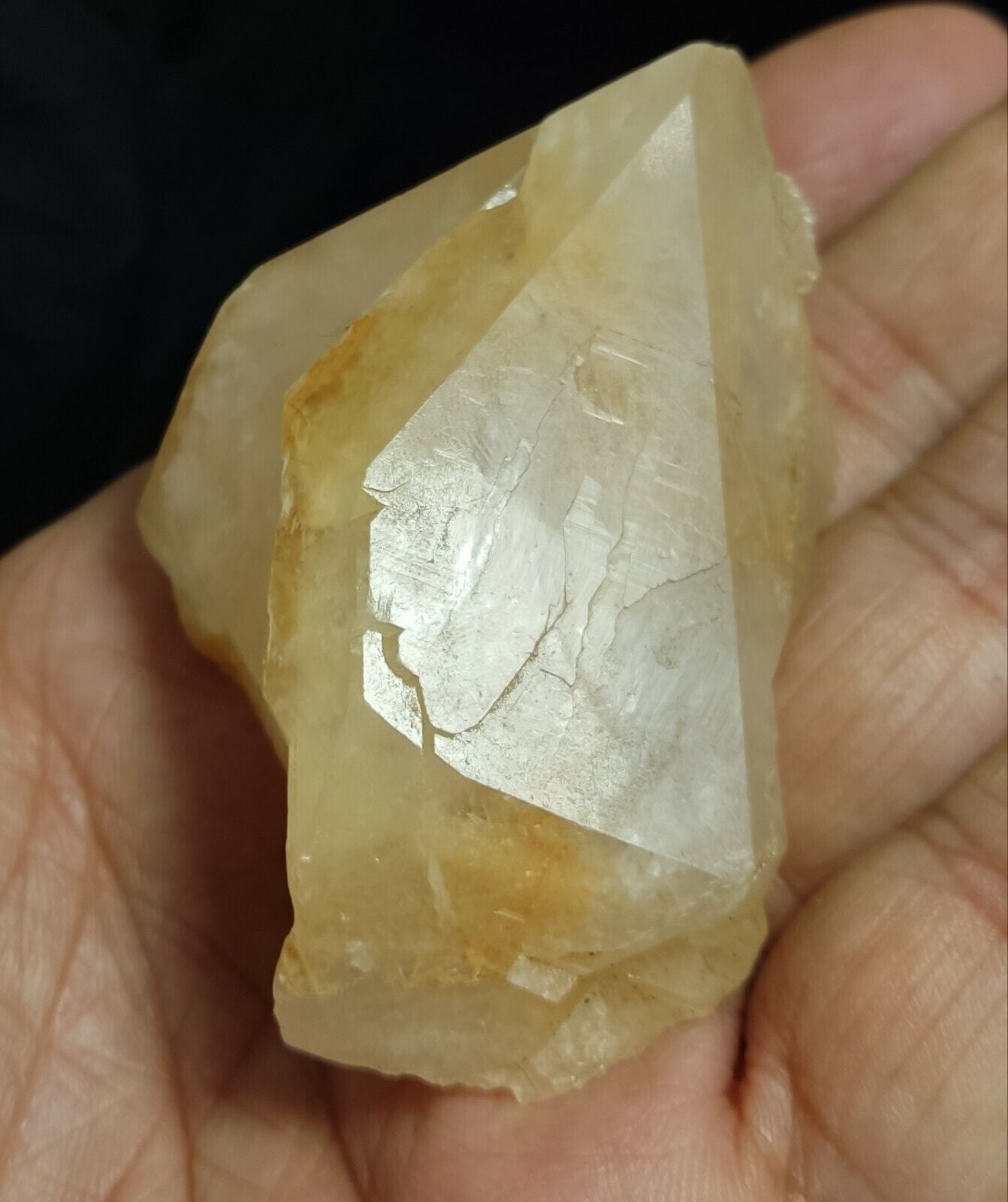A very Aesthetic Natural beautifully terminated Quartz crystal 102 grams