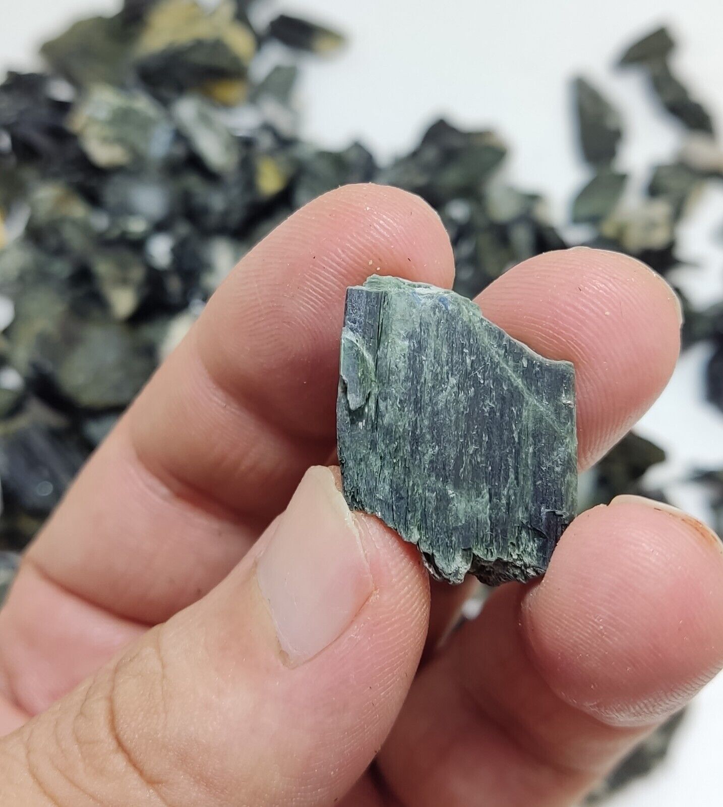 700 grams Natural aegirine crystals