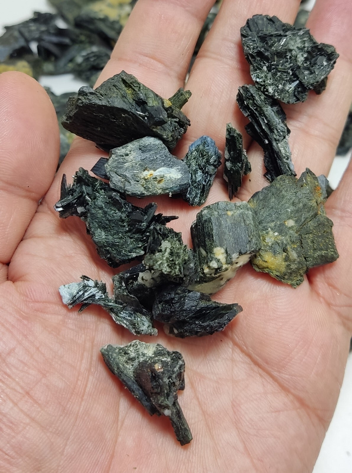 700 grams Natural aegirine crystals