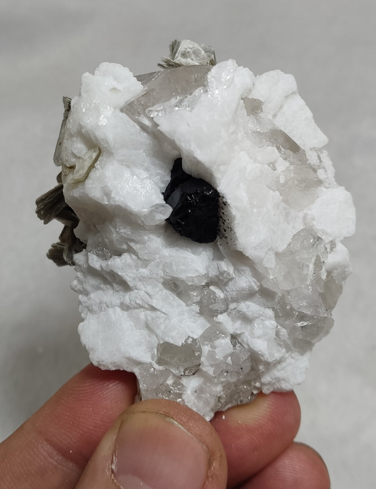 An amazing specimen of quartz with muscovite and albite 134 grams