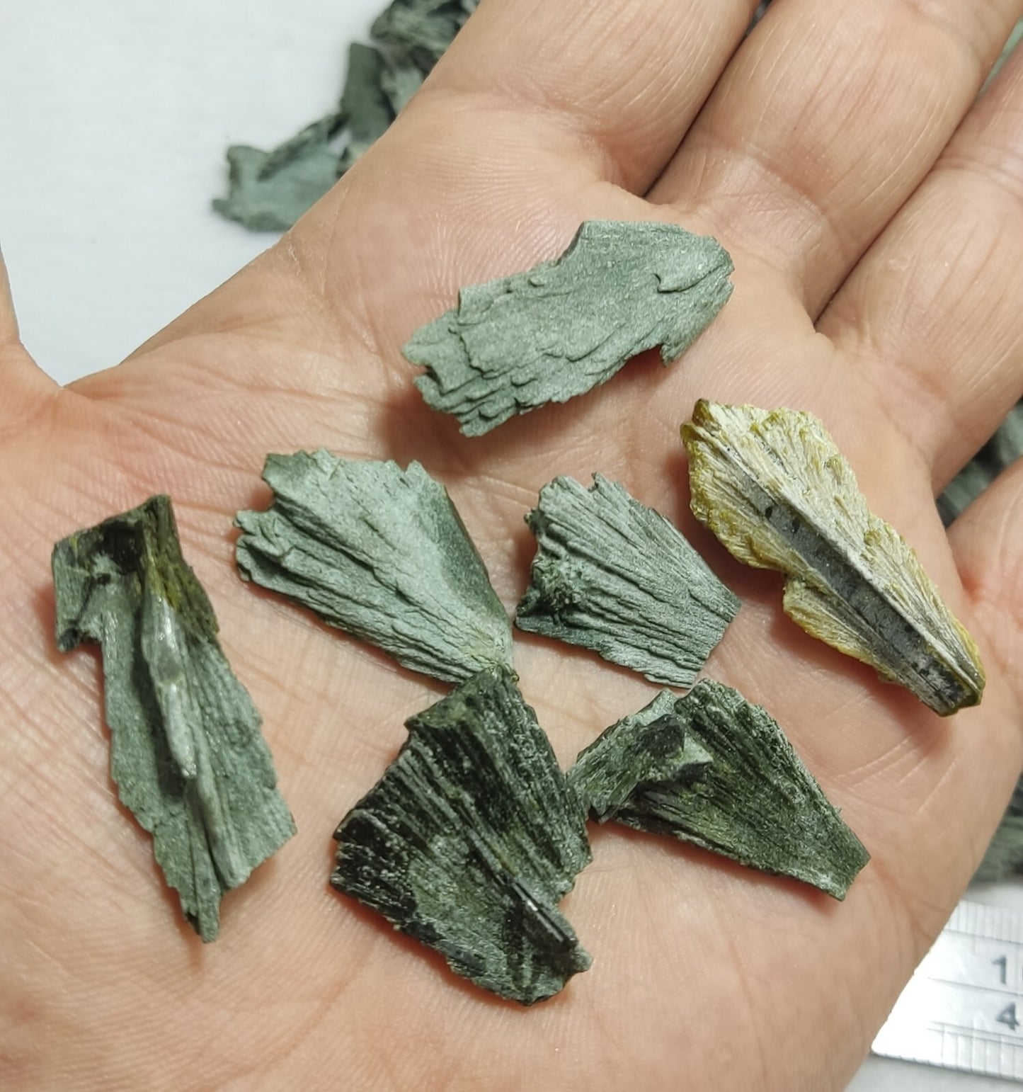 440 grams Natural epidote crystals