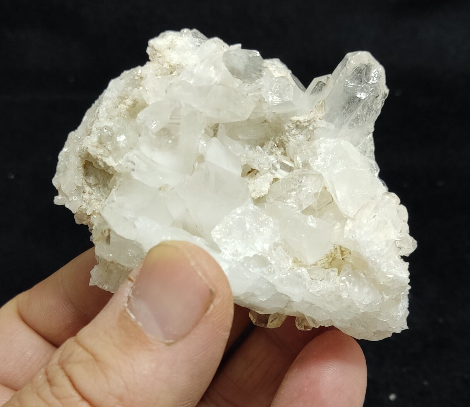 An amazing specimen of Quartz crystals specimen 148 grams