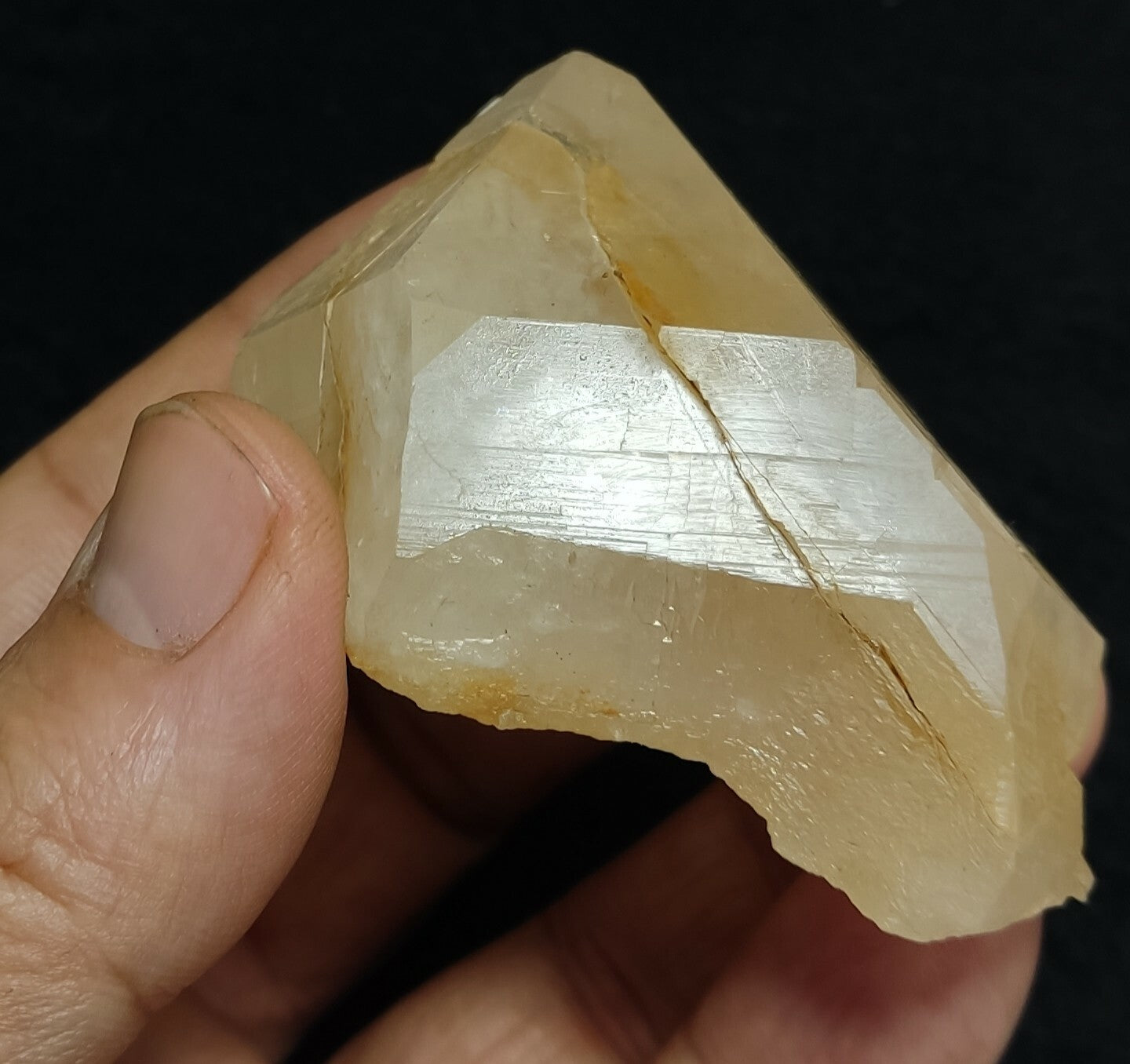 A very Aesthetic Natural beautifully terminated Quartz crystal 102 grams