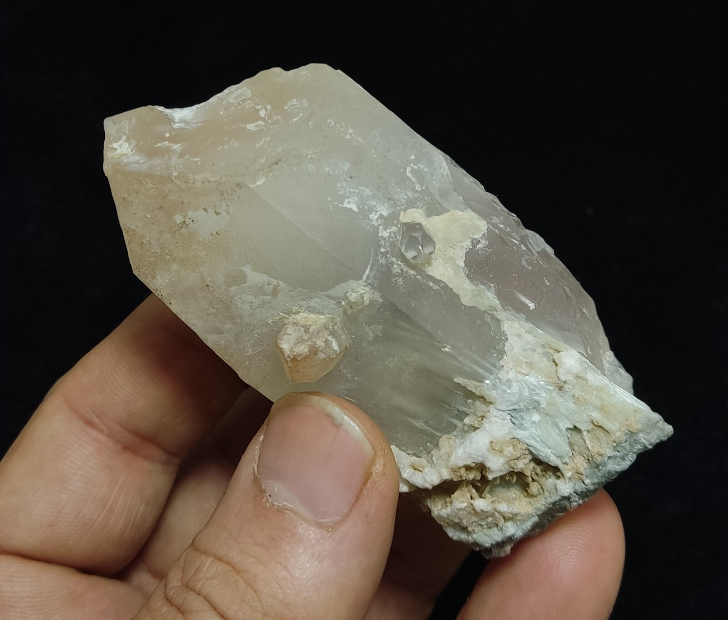 140 grams natural quartz crystal with amphibole inclusions