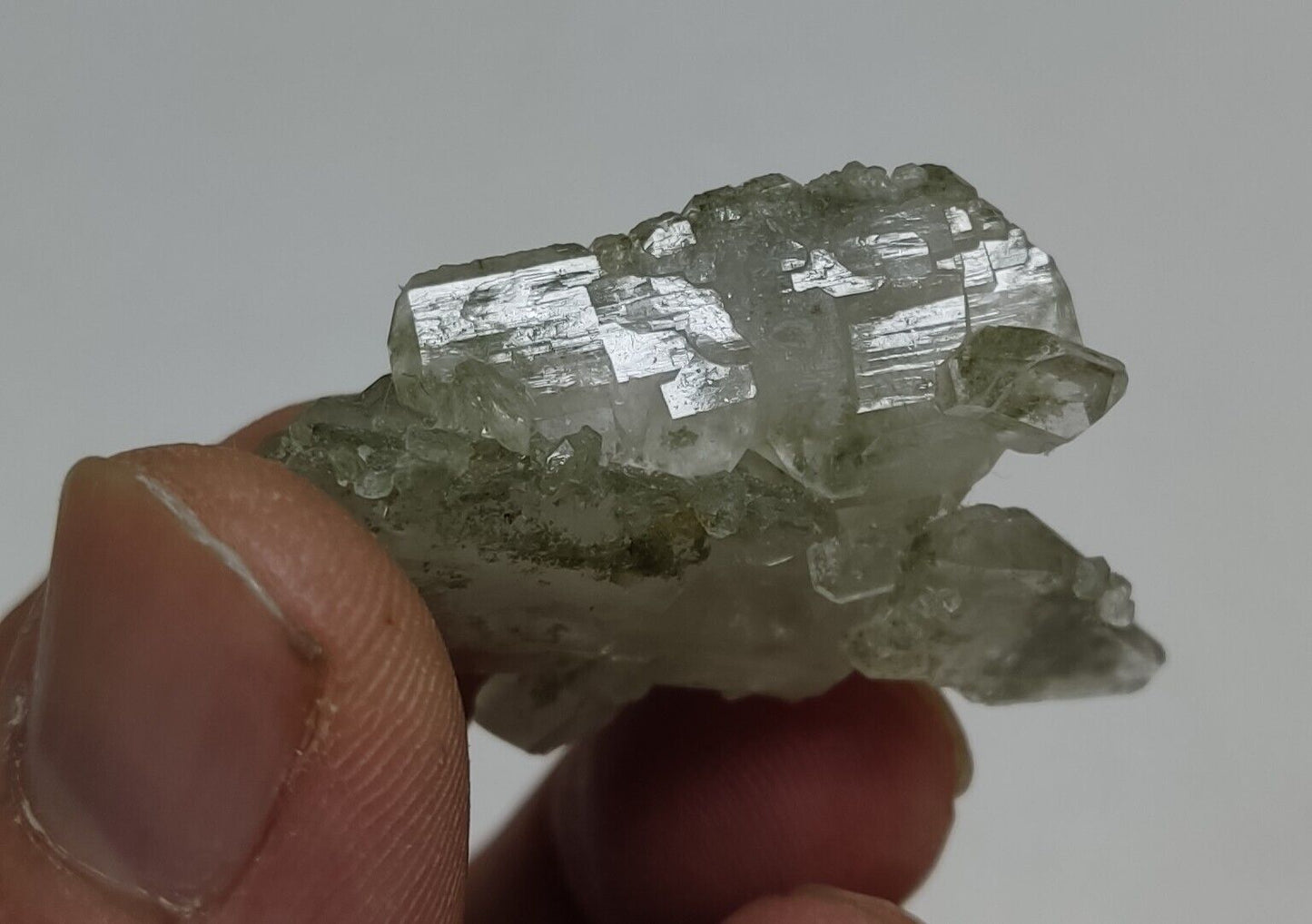 A very Aesthetic Natural terminated faden-chlorite Quartz specimen 15 grams
