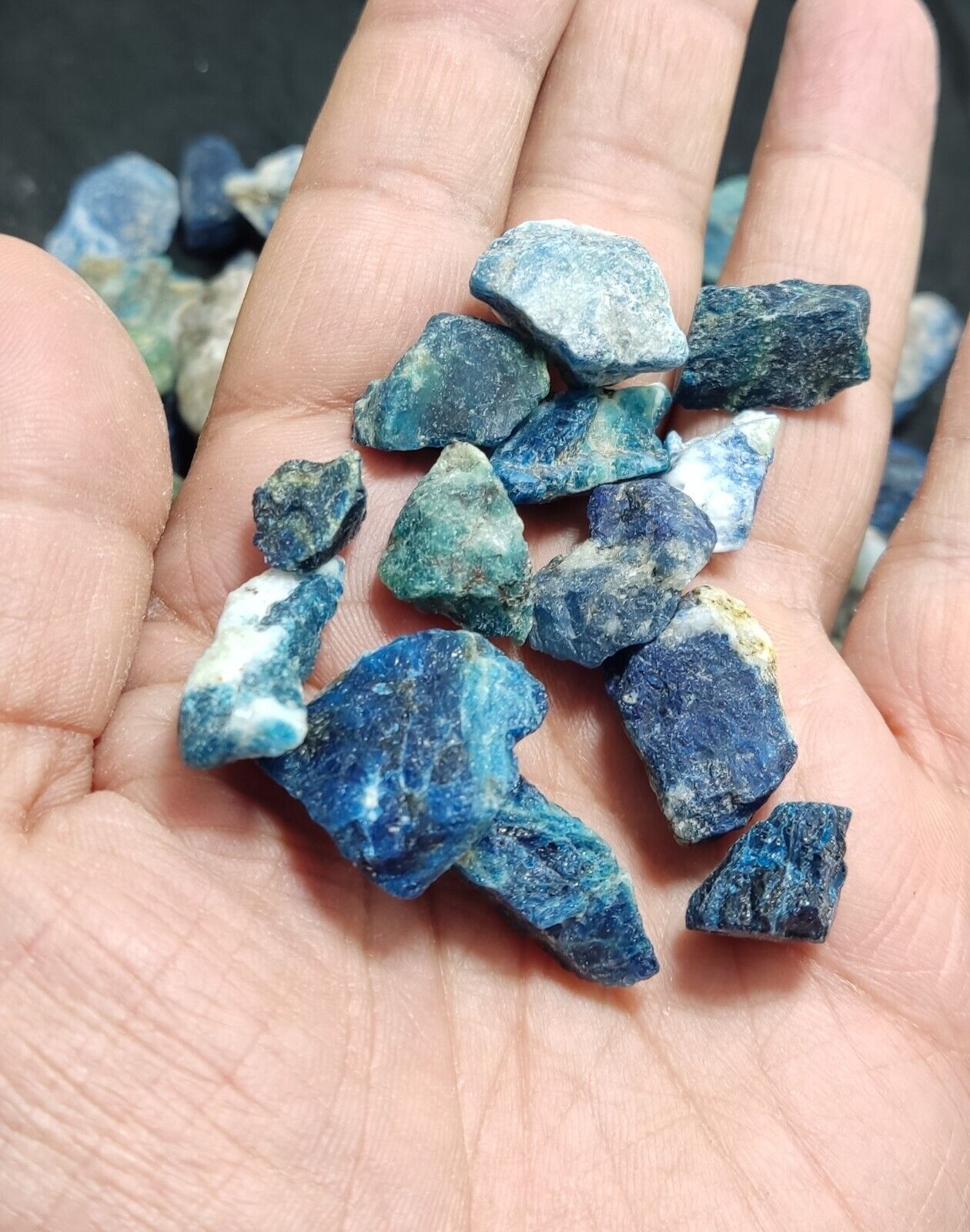 700 grams fluorescent lazurite