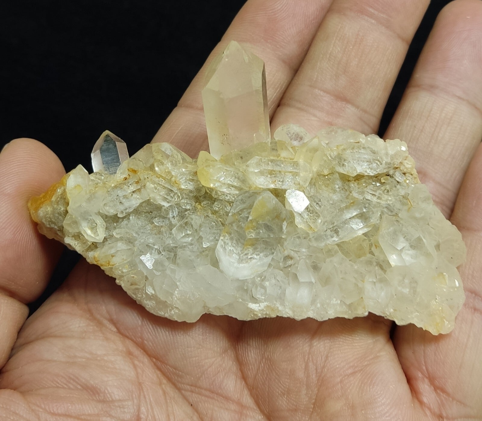 An Aesthetic terminated specimen of Quartz cluster 66 grams