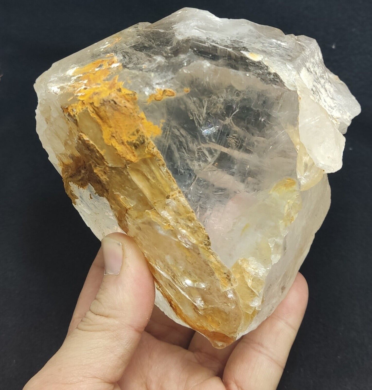 An Aesthetic large specimen of naturally terminated quartz crystal 1530 grams