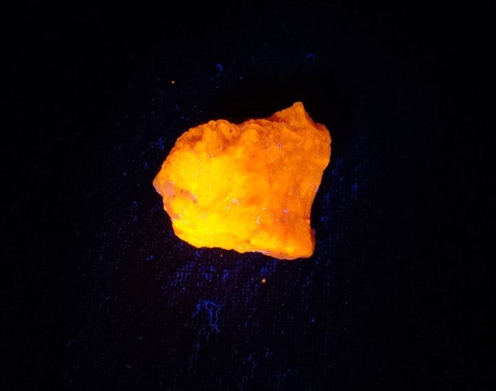 19 grams Highly Tenebrescent Fluorescent Hackmanite Specimen
