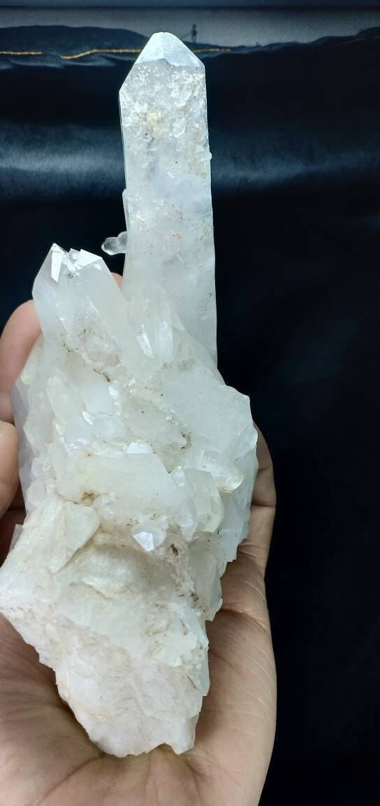 Quartz Crystals Cluster Self standing 550 grams