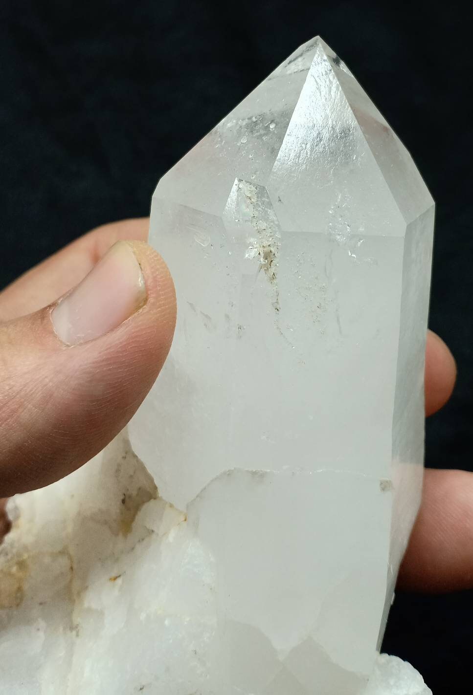 Natural Quartz Crystal self standing 323 grams