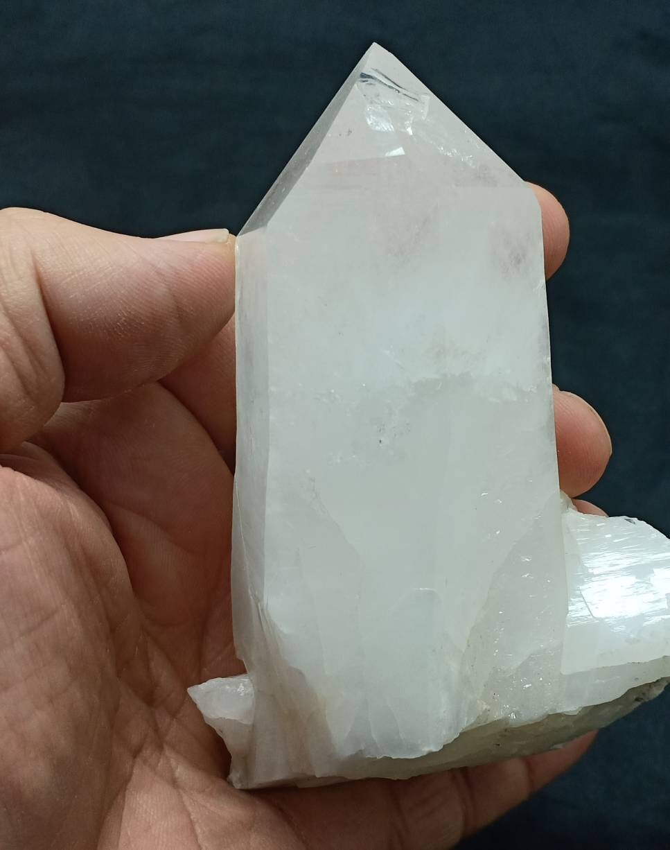 Natural Quartz Crystal self standing 323 grams