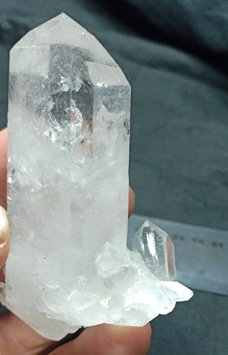 An amazing single quartz Crystals with twin crystals head and other attached small quartz Crystals 137 grams