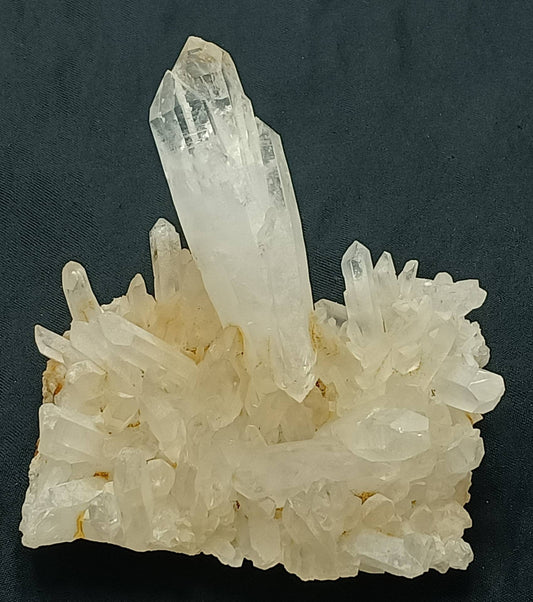 Single beautiful well terminated quartz Crystals Cluster 327 graams