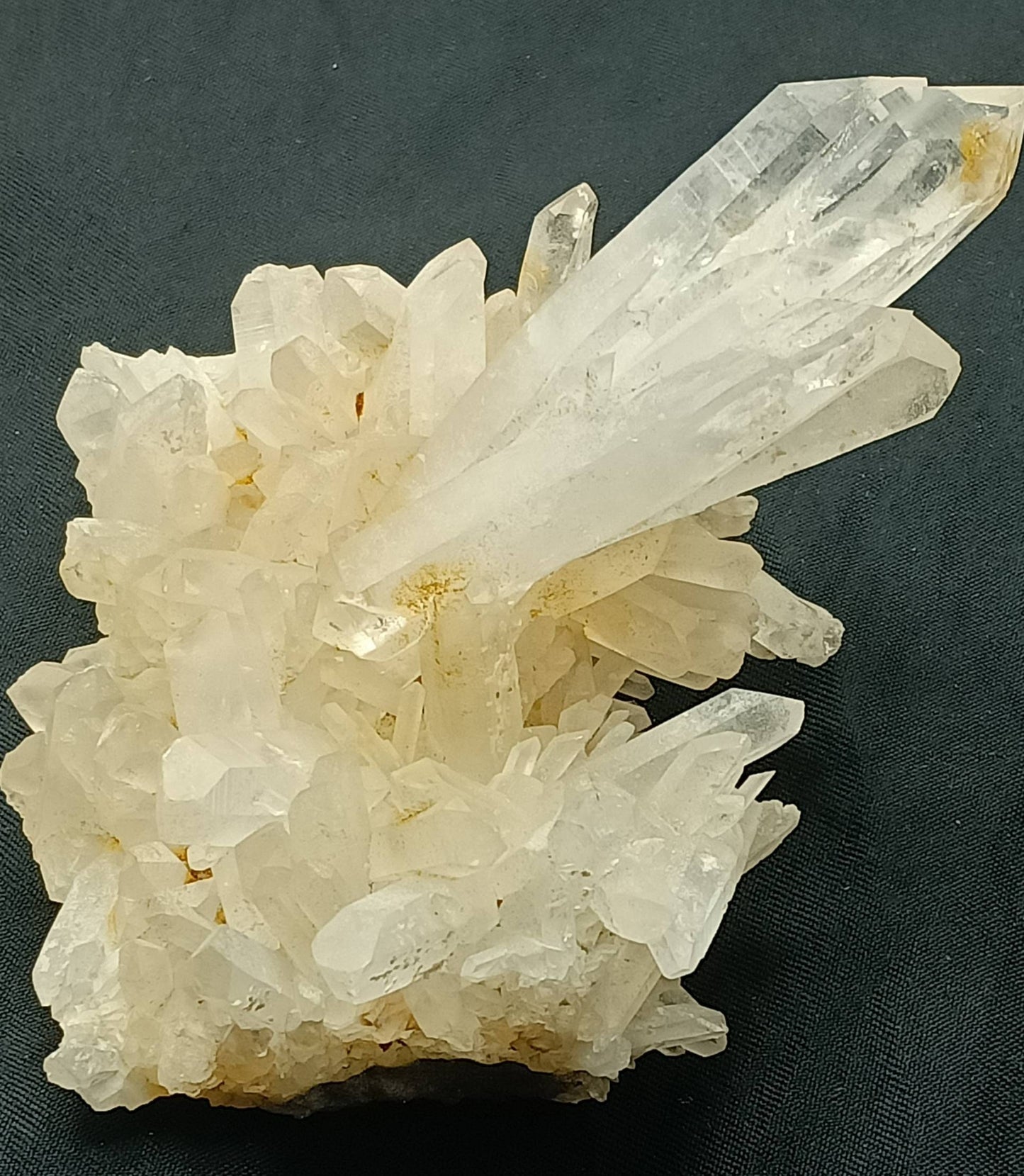 Single beautiful well terminated quartz Crystals Cluster 327 graams