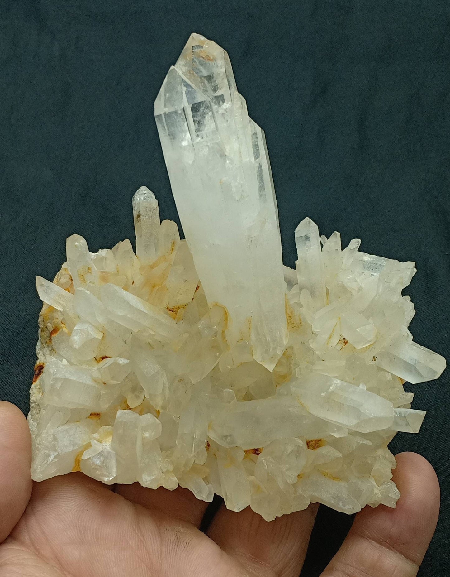 Single beautiful well terminated quartz Crystals Cluster 327 graams